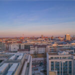 Entfernter Drohnenblick auf die Münchner Innenstadt