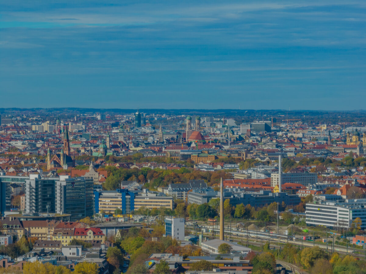 Entfernter Drohnenblick auf die Münchner Innenstadt